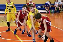 Klatovští basketbalisté do 12 let (červení) za sebou ve Strakonicích nechali oba domácí celky, Písek (ve žlutém) i plzeňskou Lokomotivu (modré dresy).