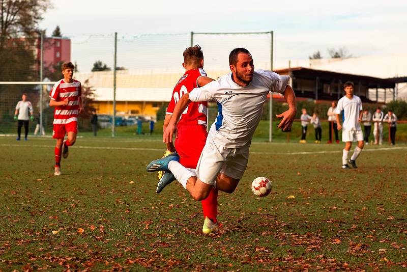 Fotbalisté TJ Sušice B (na archivním snímku fotbalisté v bílých dresech) zvítězili na hřišti Janovice 6:3 a přezimují na pátém místě.