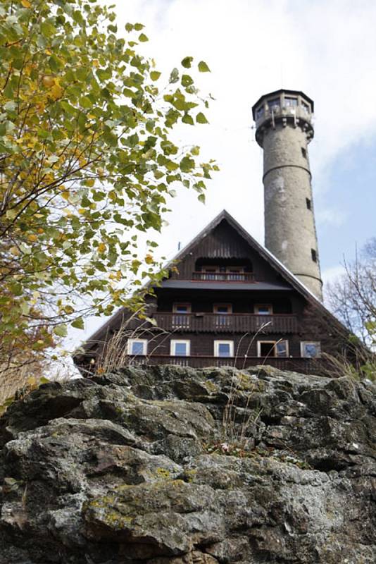 Rozhledna stojí na vrcholu Svatoboru, asi hodinu pěší cesty od města Sušice.