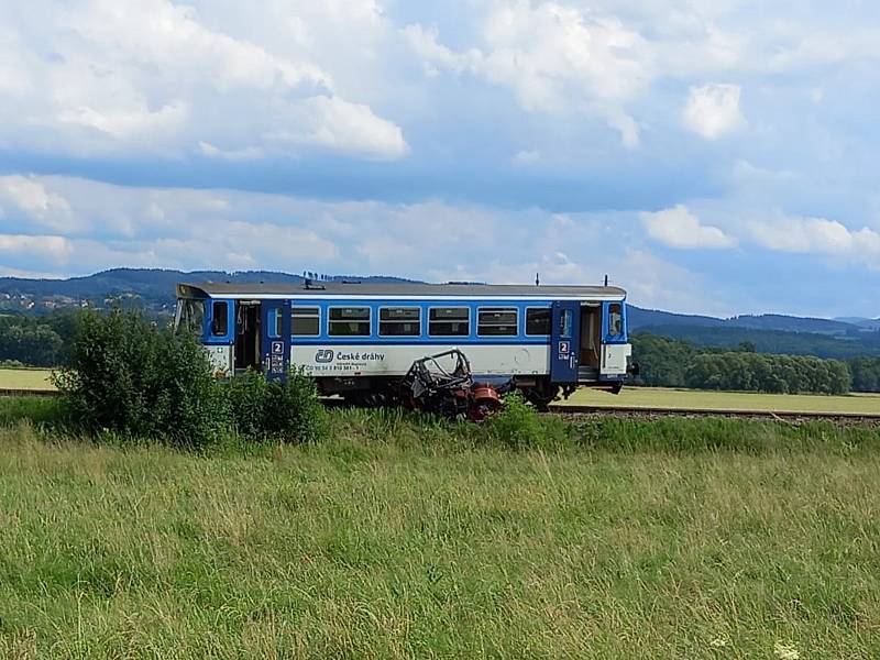 Srážka vlaku s traktorem u Bezděkova na Klatovsku.