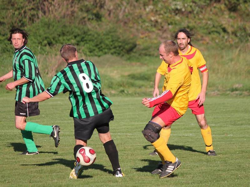 IV. třída: Dešenice (ve žlutém) - Neznašovy 7:3.