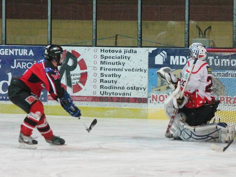 Krajská liga dorostu: HC Klatovy (v bílém) - HC Strakonice 2:4.