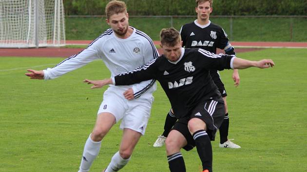 Zápas Fortuna divize skupiny A TJ Sušice (bílí) vs. MFK Dobříš. Výsledek 1:3.