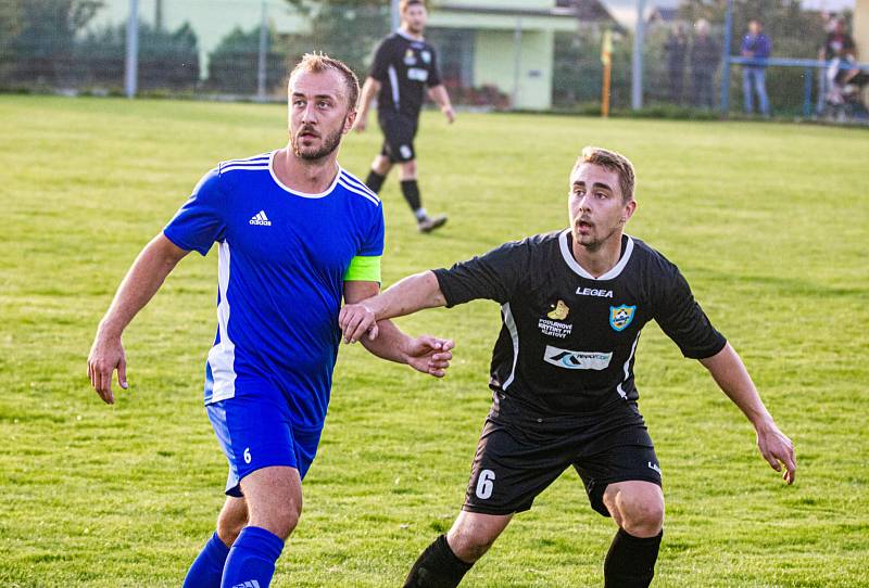 Fotbalisté TJ Měcholupy (na archivním snímku hráči v černých dresech ze zápasu letošní sezony proti SK Bolešiny) deklasovali Štěnovice 8:0.