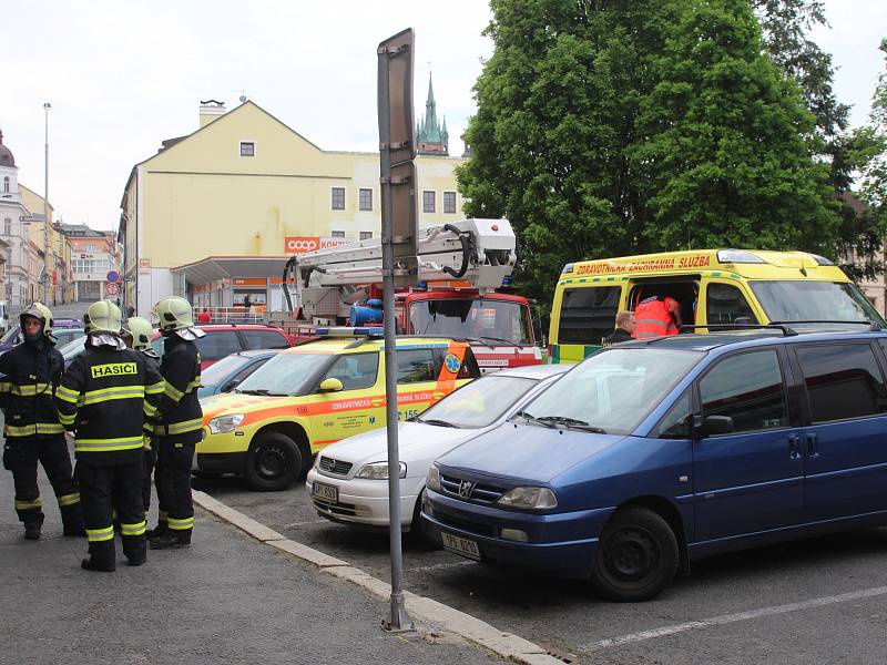 K popálenému muži vyjížděli v neděli 21. května dopoledne hasiči, záchranka i policie.