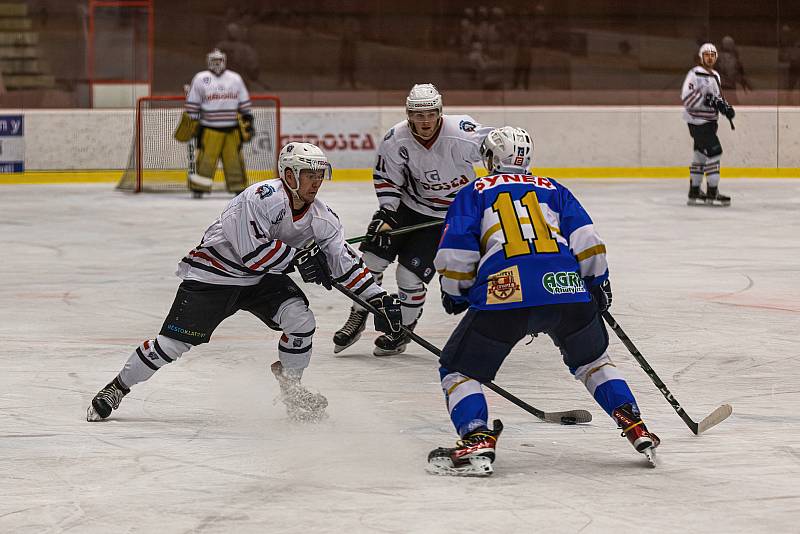 2. liga, skupina Západ (3. kolo): SHC Klatovy (na snímku hokejisté v bílých dresech) - HC Řisuty 6:3 (3:0, 1:1, 2:3).