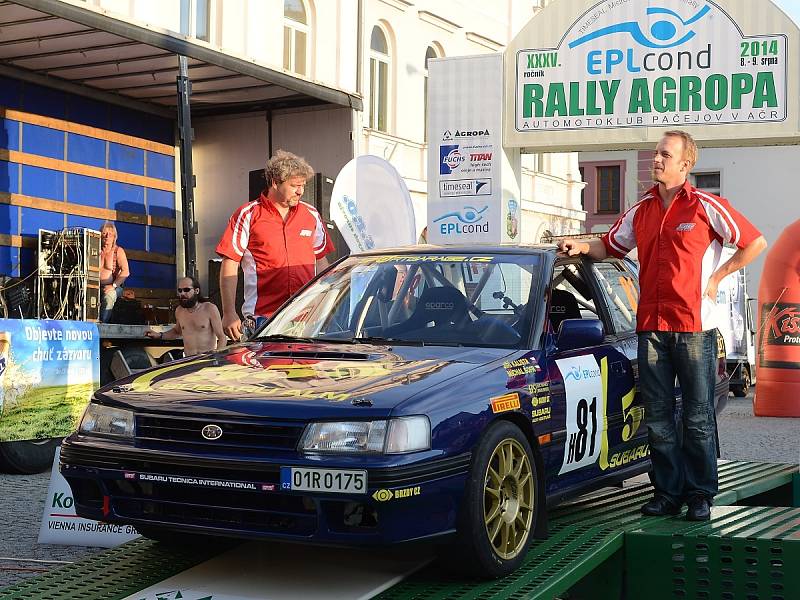 Posádky při předstartovní show a na tratích Rally Agropa