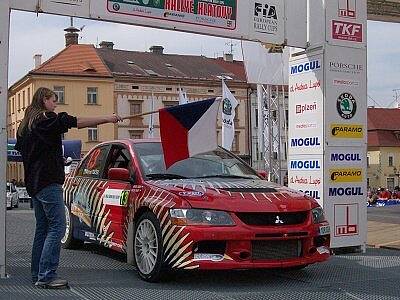 Posádky automobilů odstartovaly v pátek odpoledne na klatovském náměstí.