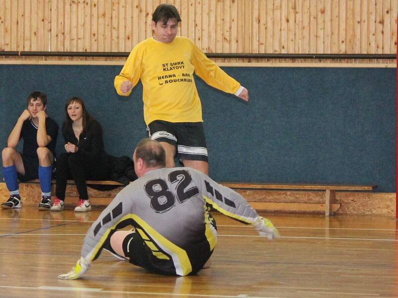 Zimní amatérská liga mužů: SK Panters Klatovy (v pruhovaném) - ST Smrk Klatovy 3:7.