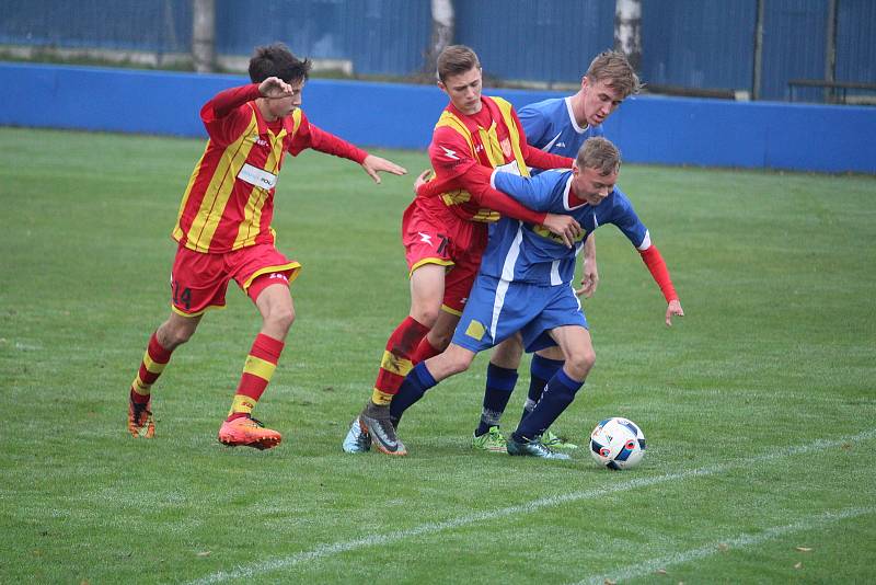 Klatovští dorostenci (na archivním snímku hráči v modrých dresech) porazili Strakonice. Devatenáctka uspěla 3:1, fotbalisté do 17 let dokonce 5:0.