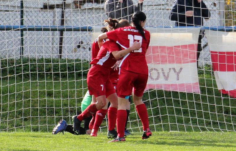 9. kolo divize žen, skupina C: SK Klatovy 1898 (na snímku fotbalistky v červených dresech) - TJ Jiskra Domažlice 1:1 (1:0).