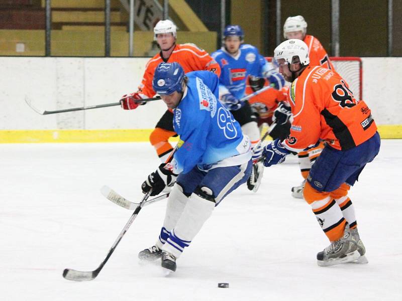 Šumavská liga amatérského hokeje: AHC Vačice (oranžové dresy) - HC 2009 Nýrsko 8:4 