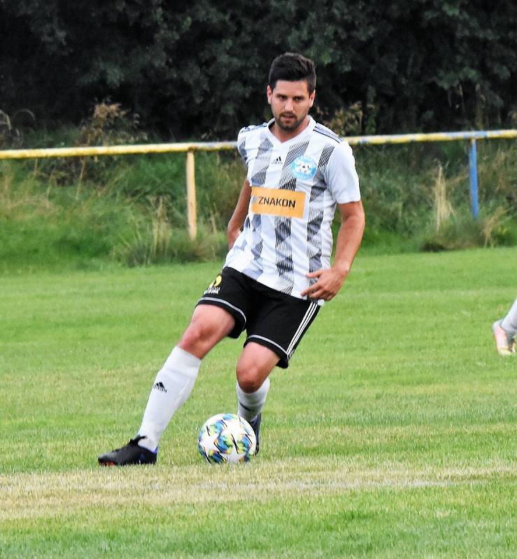 Fotbalisté FK Horažďovice (na archivním snímku hráči v modrých dresech) porazili na domácím hřišti Svéradice 4:1. O výhře ale rozhodli až po obrátce.