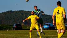 Fotbalisté Budětic (na archivním snímku hráči ve žlutých dresech) deklasovali Velké Hydčice 5:0 a na jaře jsou stoprocentní. I když ne až tak úplně...