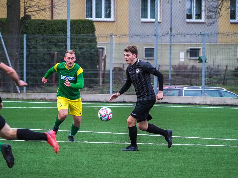 Krajský přebor (18. kolo): TJ START Tlumačov - FK Okula Nýrsko (na snímku fotbalisté v černých dresech) 2:2 (2:0).