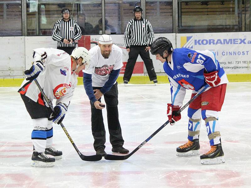 Hokejisté HC 2009 Nýrsko (na archivním snímku hráči v modrých dresech) deklasovali HC Tomahawk 11:5.