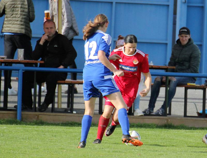 9. kolo divize žen, skupina C: SK Klatovy 1898 (na snímku fotbalistky v červených dresech) - TJ Jiskra Domažlice 1:1 (1:0).