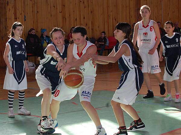 Mladší žákyně  z BK Klatovy zakončily základní část své soutěže, oblastního přeboru, dvěma vysokými výhrami na klatovské palubovce nad soupeřkami z Lokomotivy Cheb.