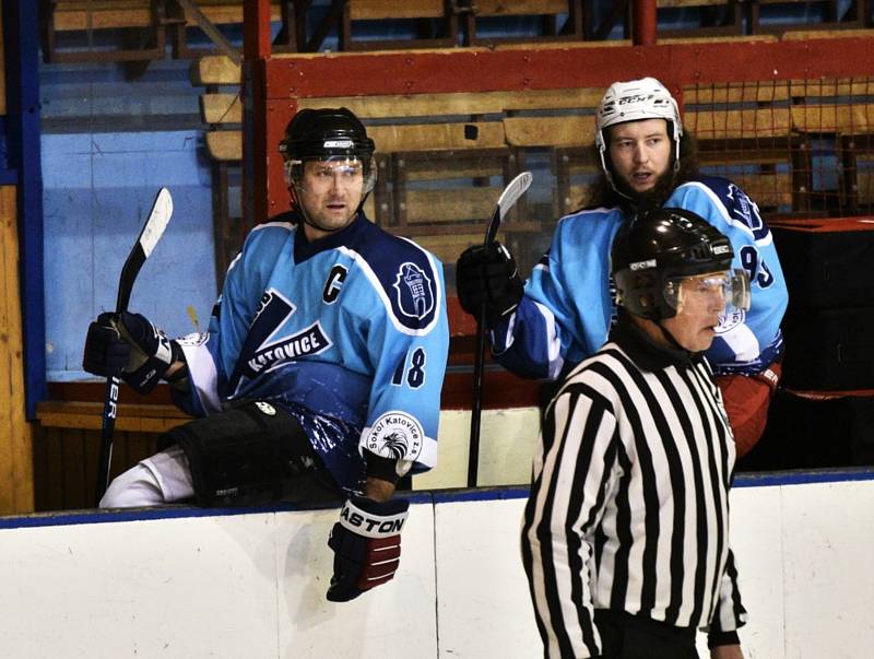 Hokejisté TJ START Luby (na archivním snímku hráči v černo-červených dresech) vedli s HC Rokycany už 3:0, ale nakonec museli přijmou porážku 3:5.