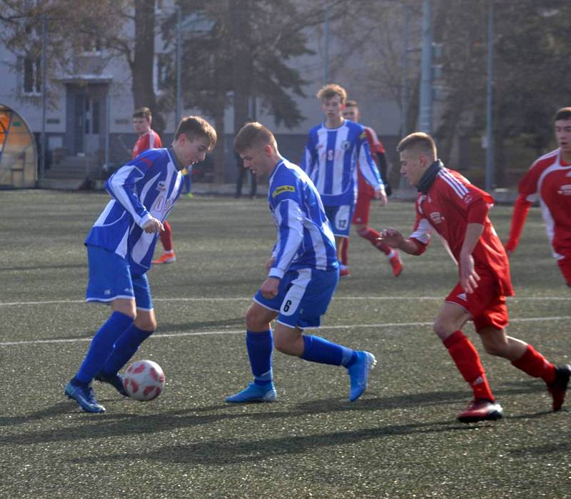 Fotbaloví dorostenci SK Klatovy 1898 (na archivním snímku hráči v červených dresech) přehráli Vejprnice 2:0.