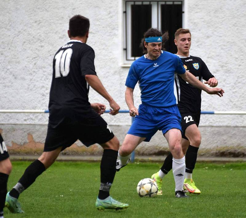 Fotbalisté TJ Měcholupy (na archivním snímku hráči v černých dresech) porazili ve 2. kola Poháru PKFS Baník Stříbro 4:0 a slaví postup do další fáze soutěže.