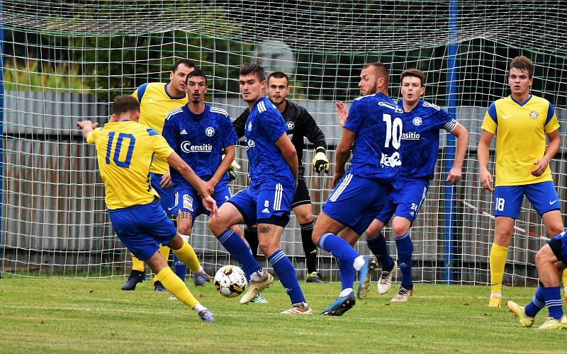 3. kolo FORTUNA divize A: SK Otava Katovice - SK SENCO Doubravka (na snímku fotbalisté ve žlutých dresech) 1:0 (0:0).