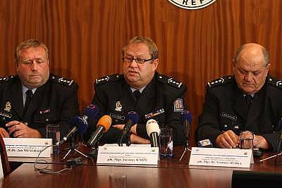 Krajský policejní šéf Jaromír Kníže (uprostřed) na tiskové konferenci k zásahům na Šumavě