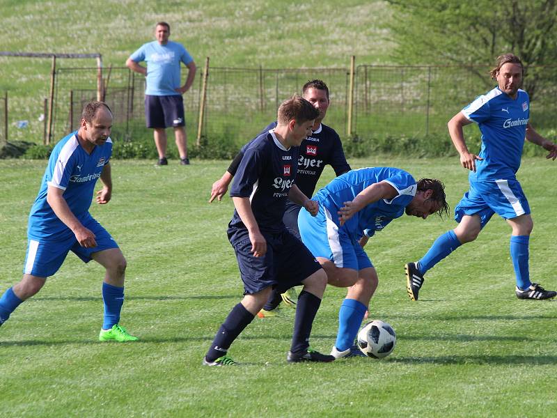 Fotbalisté TJ Start Dešenice (na archivním snímku hráči v modrých dresech) porazili Dlažov 5:2 a základní část podzimu své skupiny IV. třídy ovládli bez ztráty bodu.