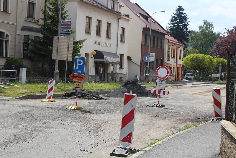 Rozkopaná ulice T. G. Masaryka v Sušici.