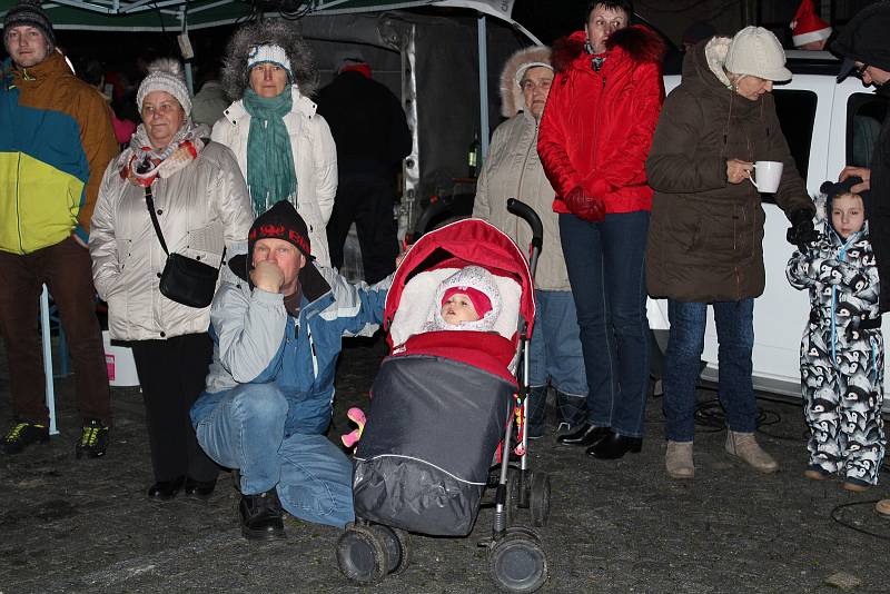 Zpívání u vánočního stromu ve Strážově.