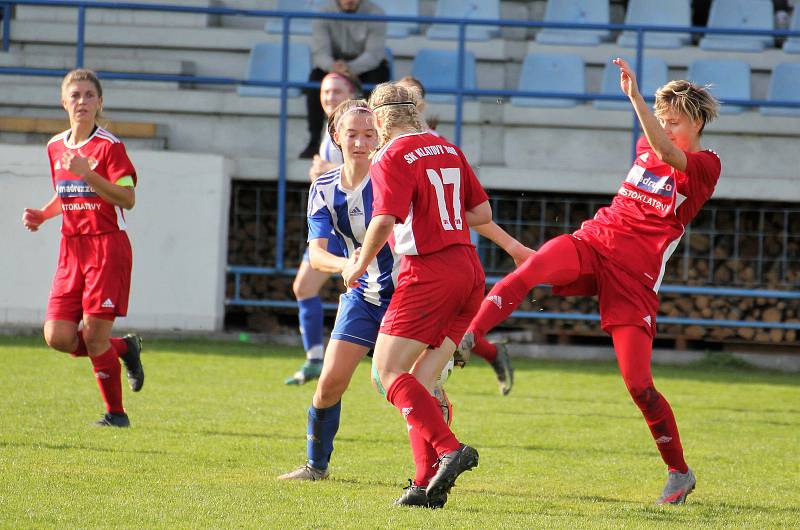 9. kolo divize žen, skupina C: SK Klatovy 1898 (na snímku fotbalistky v červených dresech) - TJ Jiskra Domažlice 1:1 (1:0).