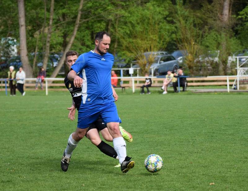 Fotbalisté TJ Měcholupy (na archivním snímku hráči v černých dresech) porazili ve 2. kola Poháru PKFS Baník Stříbro 4:0 a slaví postup do další fáze soutěže.