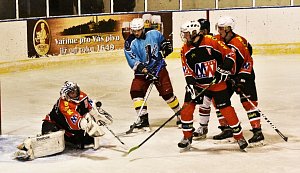 Hokejisté TJ Start Luby (na archivním snímku hráči v tmavých dresech) překvapili, když na zimním stadionu v Klatovech porazili druhé Rokycany 7:4.