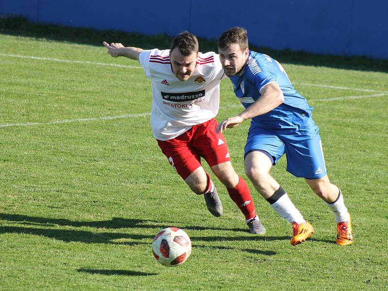 Klatovy (hráč vlevo) vyhrály 1:0.