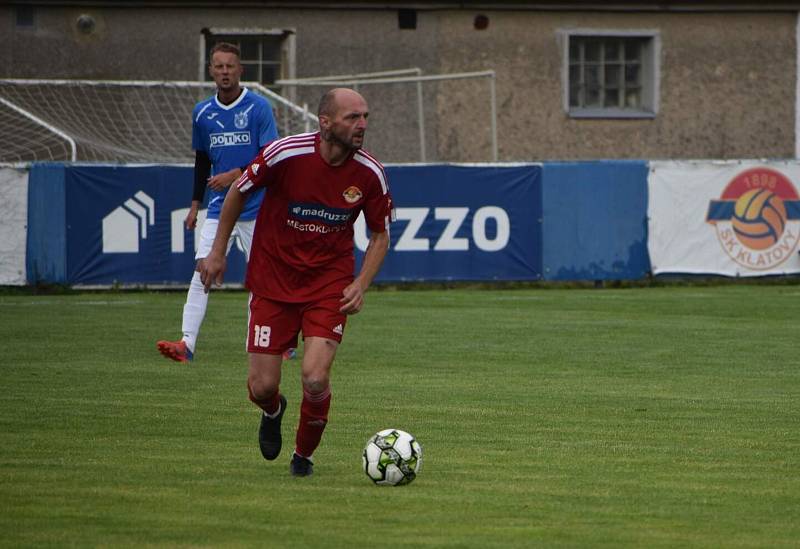 Fotbalisté SK Klatovy 1898 (na archivním snímku hráči v červených dresech) porazili po velkém boji béčko TJ Jiskra Domažlice (modří) 2:1.