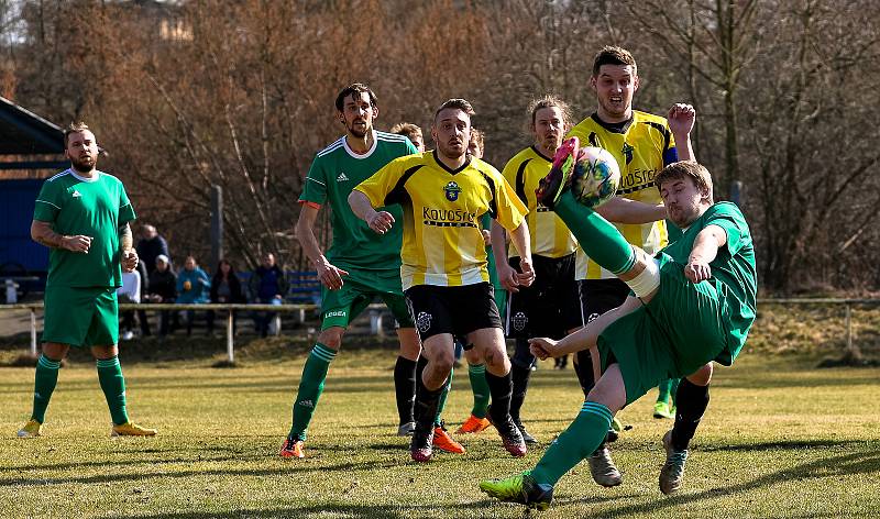 Fotbalisté TJ Pfeifer Chanovice (na archivním snímku hráči v zelených dresech) remizovali ve 22. kole I. B třídy s Blovicemi 1:1. Na penalty vyhráli hosté.