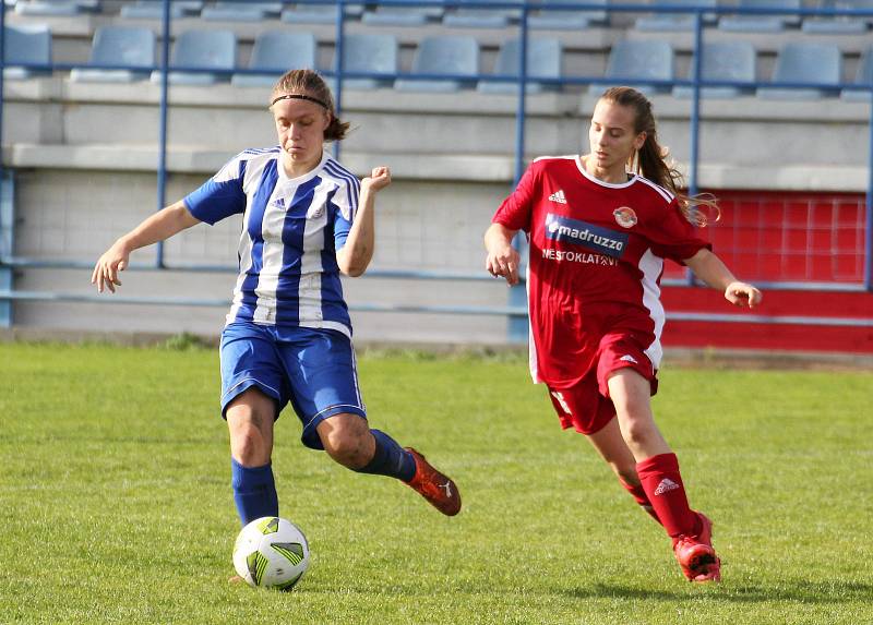 9. kolo divize žen, skupina C: SK Klatovy 1898 (na snímku fotbalistky v červených dresech) - TJ Jiskra Domažlice 1:1 (1:0).