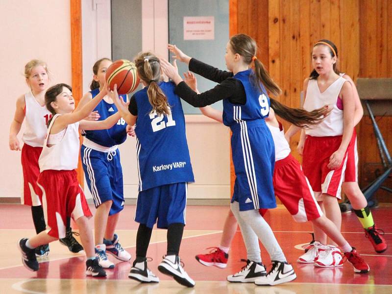 Nejmladší minižákyně U11 - kvalifikace o národní finále: BK Klatovy (bílé dresy) - BK Lokomotiva Karlovy Vary 58:14