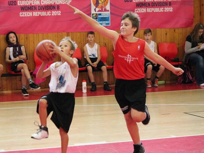 Junior NBA League 2016: Houston Rockets (ZŠ Klatovy, Plánická ul, červené dresy) - Dallas Mavericks (ZŠ Švihov) 24:27 