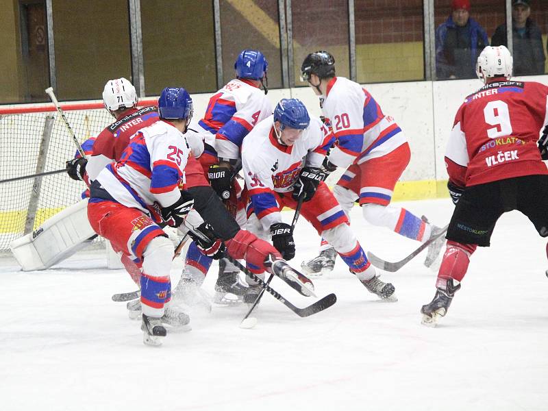 Zápas 2. ligy, skupiny Střed, HC Klatovy (červení) - NED Hockey Nymburk vyhráli domácí po nájezdech.