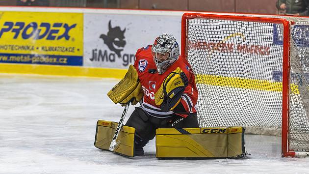 2. liga, skupina západ (nadstavba B, 3. kolo): SHC Klatovy (na snímku hráči v červených dresech) - HC Benátky nad Jizerou 5:4 po prodloužení.