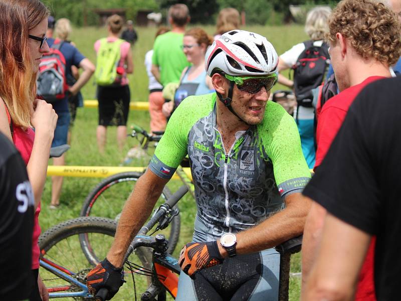 Cíl cyklomaratonu Author Král Šumavy MTB 2018 u fotbalového hřiště v Lubech.