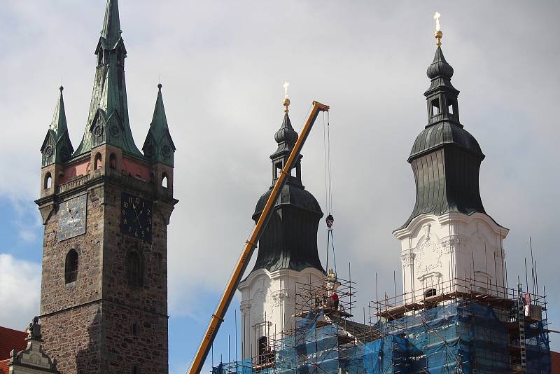 Návrat sochy Panny Marie Neposkvrněné na kostel v Klatovech.