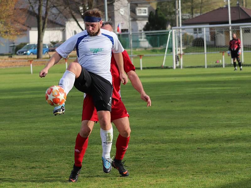 Fotbalisté SK Kovo Strážov (na archivním snímku hráči v červených dresech) deklasovali v osmém kole okresního přeboru TJ Sušice B 5:1 a v čele tabulky mají už čtyřbodový náskok.