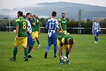 Fotbalisté FK Okulo Nýrsko (na snímku hráči v modro-bílých dresech) porazili ve třetím kolem krajského přeboru Tlumačov 5:1.