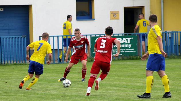 SK SENCO Doubravka (žlutí) vs. SK Klatovy 1898 (červení) 5:2 (2:0).