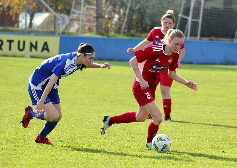 9. kolo divize žen, skupina C: SK Klatovy 1898 (na snímku fotbalistky v červených dresech) - TJ Jiskra Domažlice 1:1 (1:0).