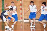 Mezi dvanácti nejlepšími středoškolskými basketbalovými týmy nechyběli ani děvčat a chlapci z klatovského gymnázia (bílé dresy)