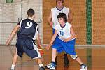 Mezi dvanácti nejlepšími středoškolskými basketbalovými týmy nechyběli ani děvčat a chlapci z klatovského gymnázia (bílé dresy)