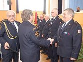 Sušický hasič Jiří Polanka (zcela vpravo) přebírá na oslavách 55. výročí založení profesionálního hasičského sboru v Klatovech věcný dar od ředitele HZS Plzeňského kraje Františka Pavlase. 